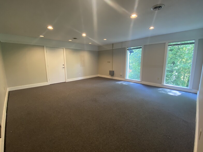 870 Wade Hampton Blvd, Greenville, SC for rent - Interior Photo - Image 2 of 11