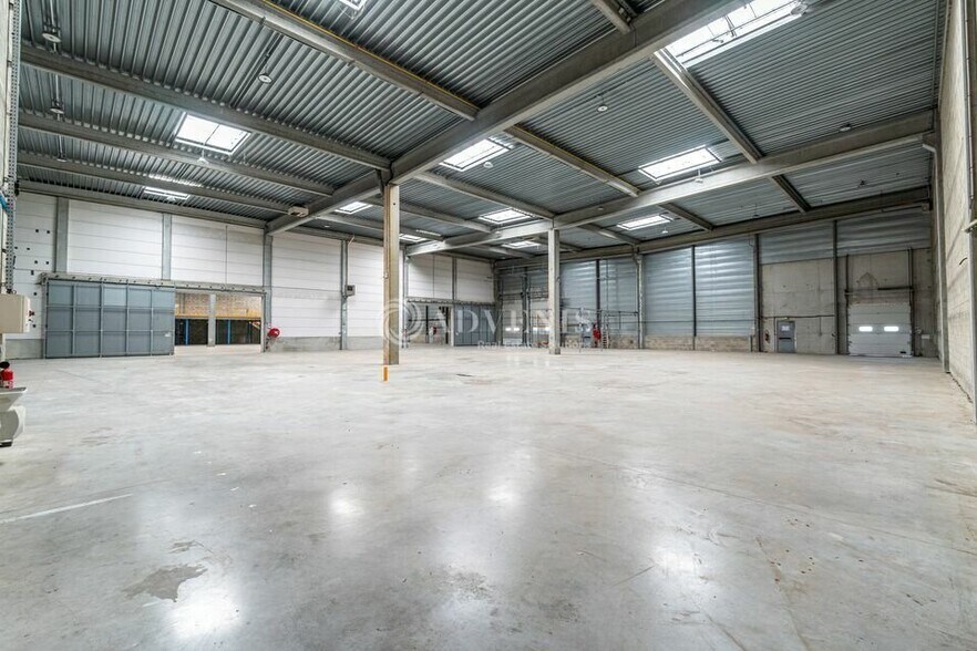 Light Industrial in Combs-la-Ville to rent - Building Photo - Image 2 of 6
