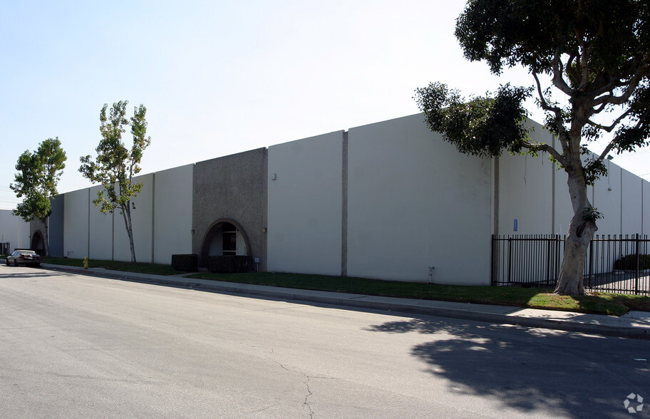 7030-7040 Motz St, Paramount, CA for rent - Building Photo - Image 3 of 5