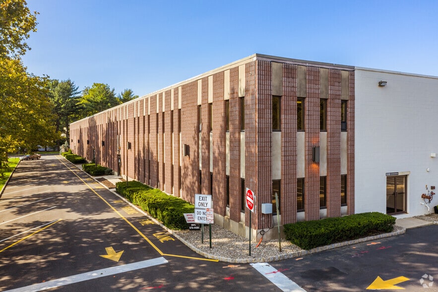 681 Lawlins Park, Wyckoff, NJ to rent - Building Photo - Image 1 of 12