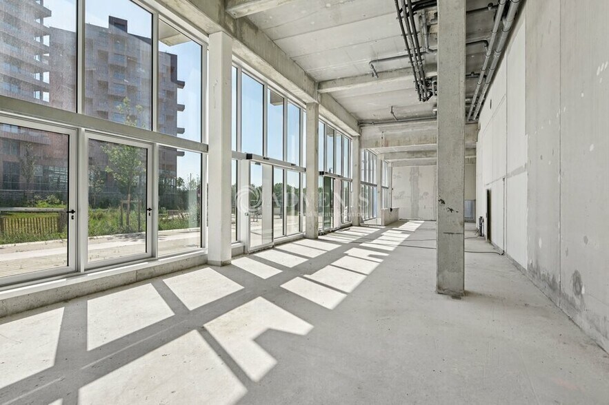 54 Quai De Seine, Saint-Ouen-sur-Seine to rent - Interior Photo - Image 3 of 5