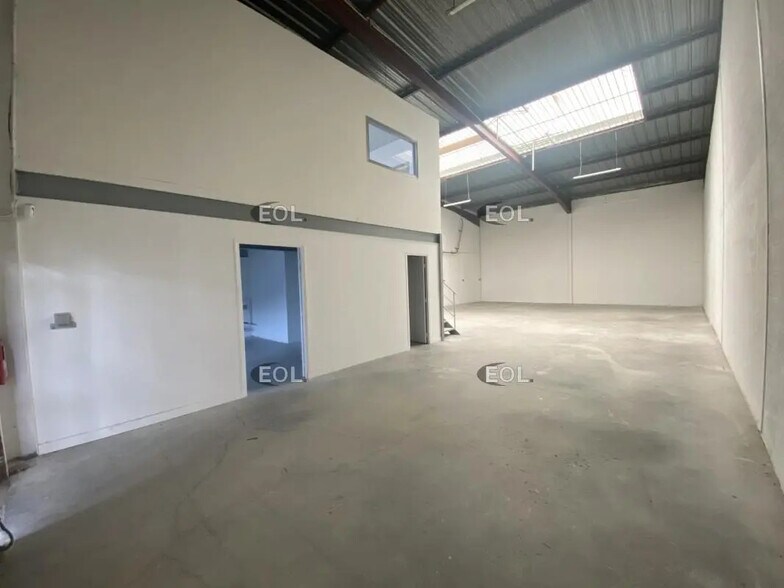Industrial in Lisses to rent - Interior Photo - Image 3 of 4