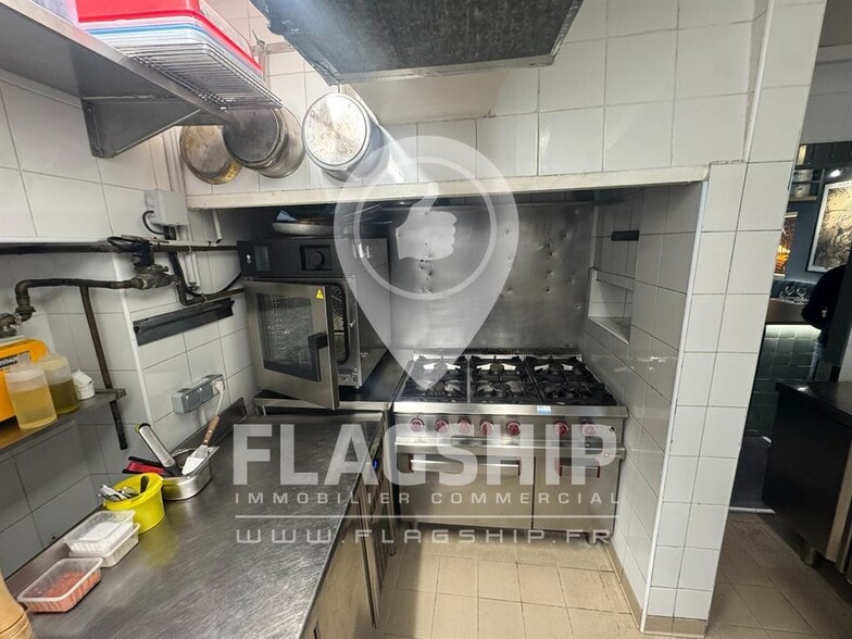 Retail in Paris to rent - Interior Photo - Image 2 of 4