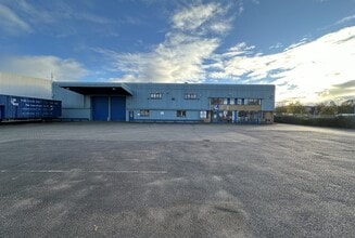 Laporte Way, Luton to rent Building Photo- Image 1 of 3