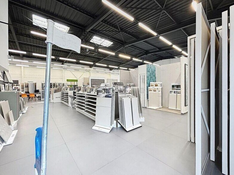 Light Industrial in Saint-Priest to rent - Interior Photo - Image 2 of 8