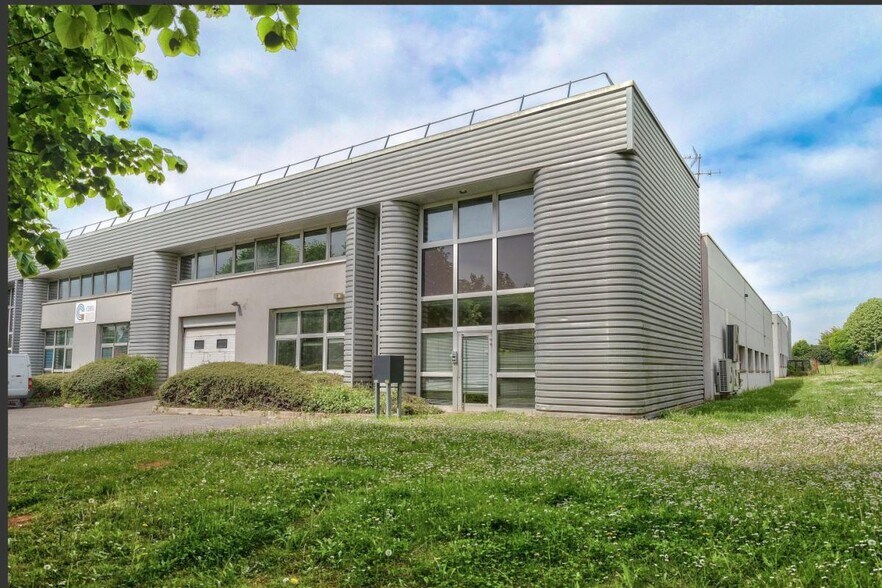 Light Industrial in Tremblay-en-France to rent - Building Photo - Image 2 of 14