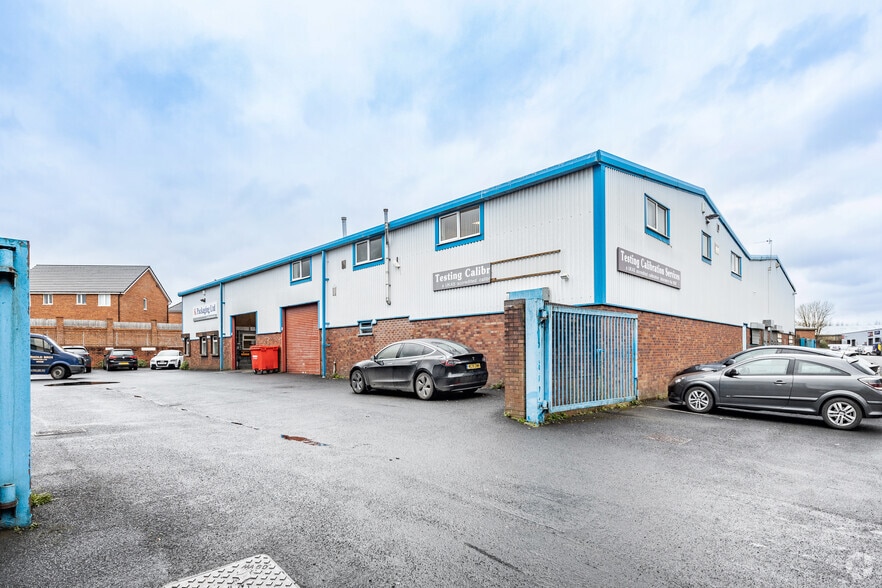 Lincoln Close, Rochdale for sale - Building Photo - Image 2 of 3