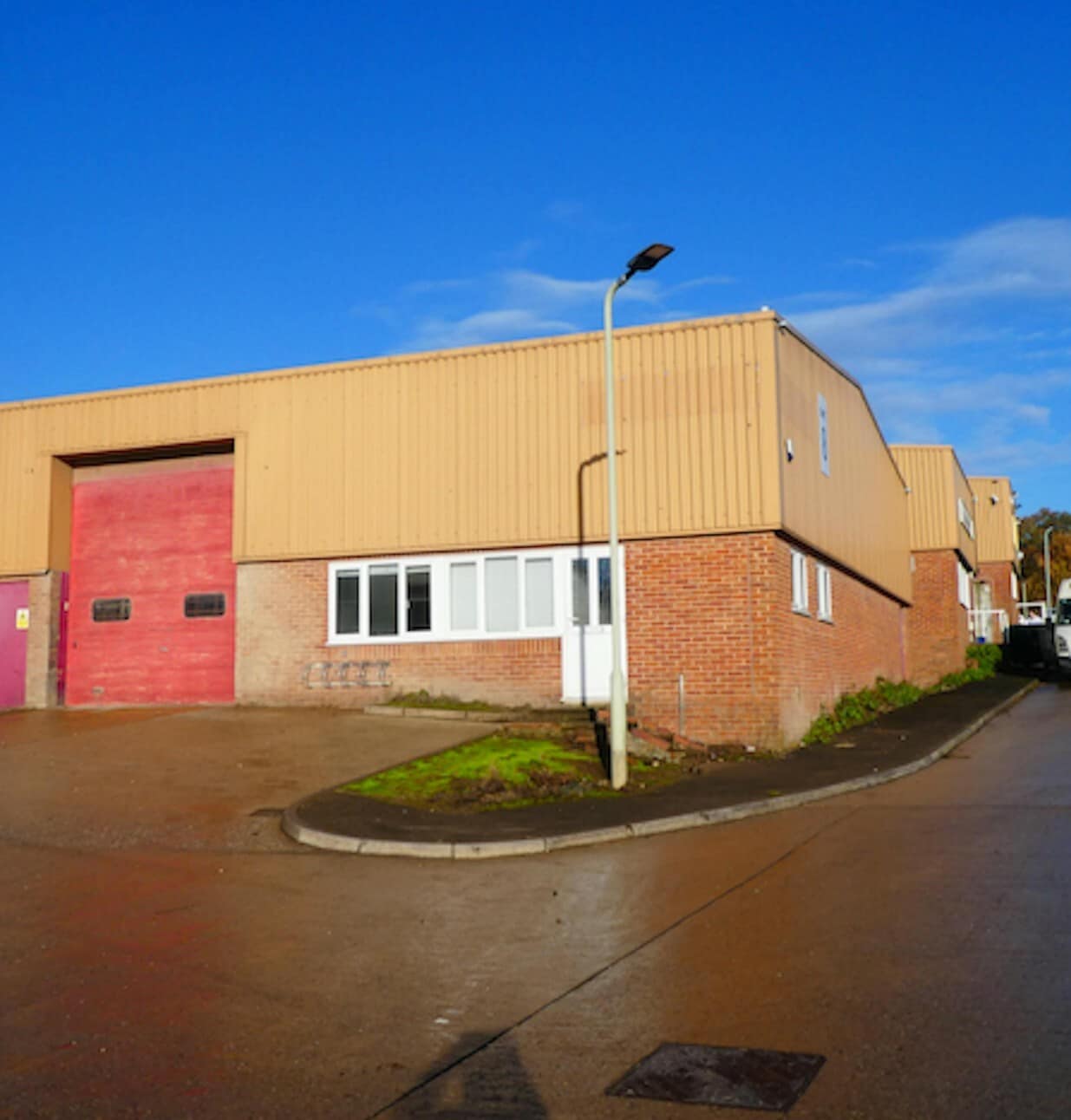 Turnpike Rd, Newbury to rent Building Photo- Image 1 of 3