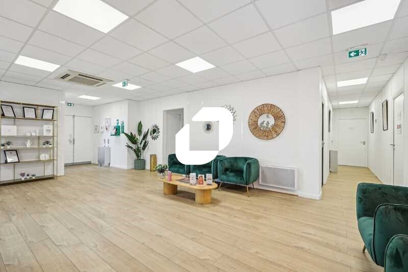 7-9 Avenue Aristide Briand, Cachan to rent - Lobby - Image 2 of 23