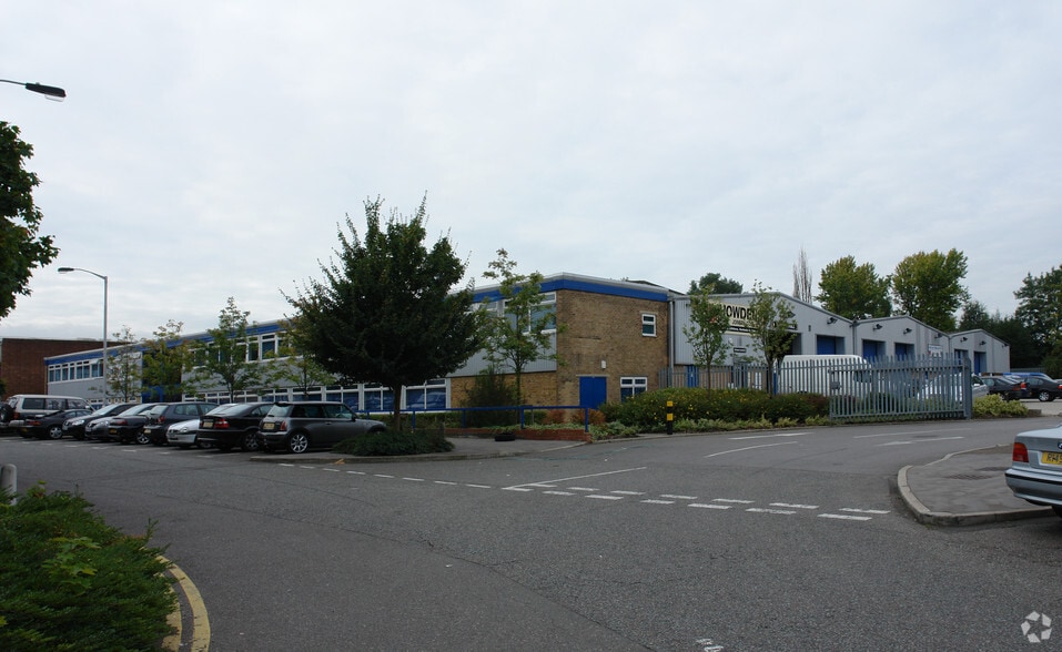 41 Imperial Way, Croydon to rent - Building Photo - Image 3 of 8