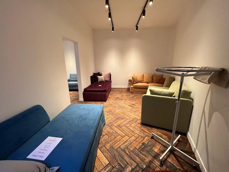 Retail in Paris to rent - Interior Photo - Image 3 of 9