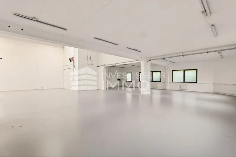 Light Industrial in Champs-sur-Marne to rent Building Photo- Image 1 of 13