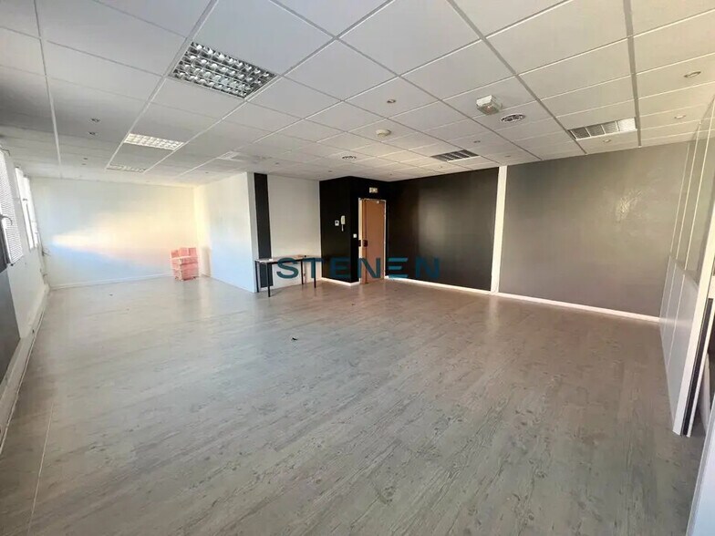 Office in Éguilles to rent - Interior Photo - Image 2 of 4