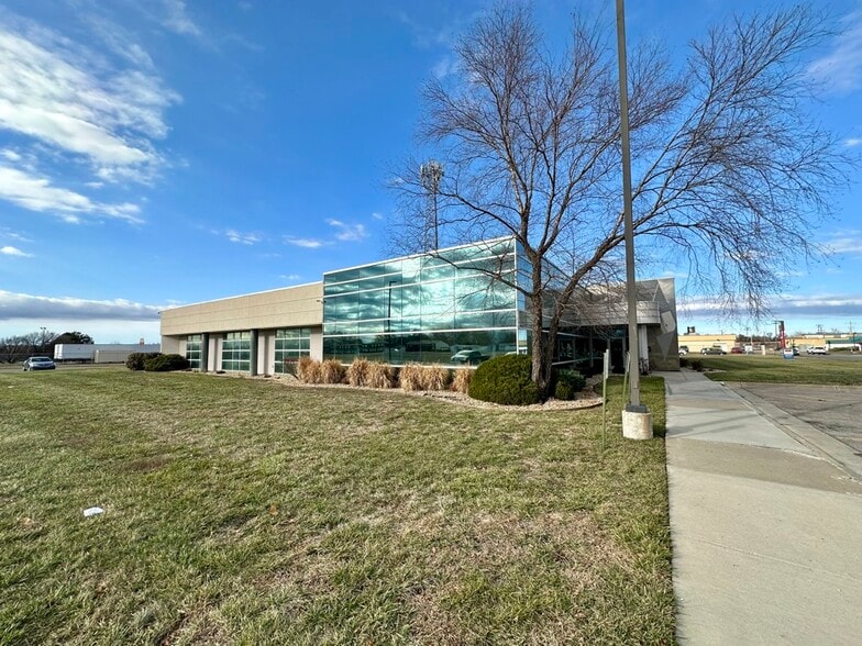 2121 SW Chelsea Dr, Topeka, KS for sale - Building Photo - Image 2 of 17