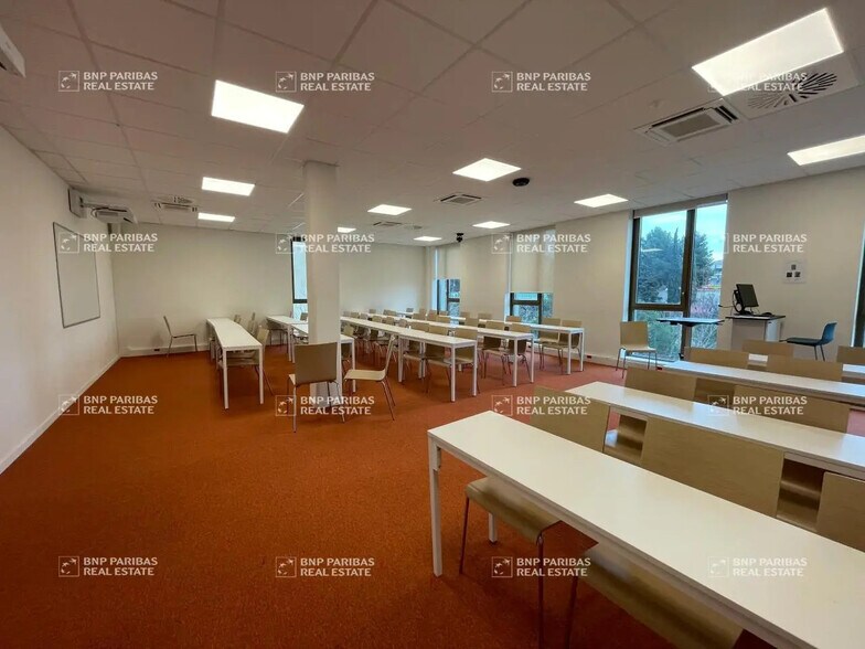 Office in Aix-en-Provence to rent - Building Photo - Image 3 of 14