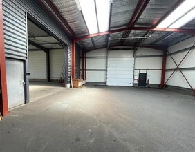 Light Industrial in Tremblay-en-France to rent Interior Photo- Image 2 of 9