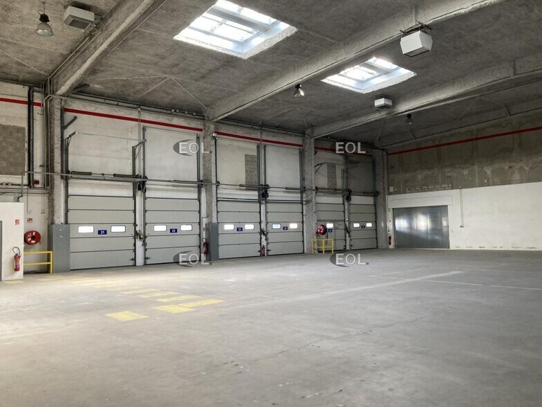 Industrial in Charenton-le-Pont to rent - Interior Photo - Image 3 of 22