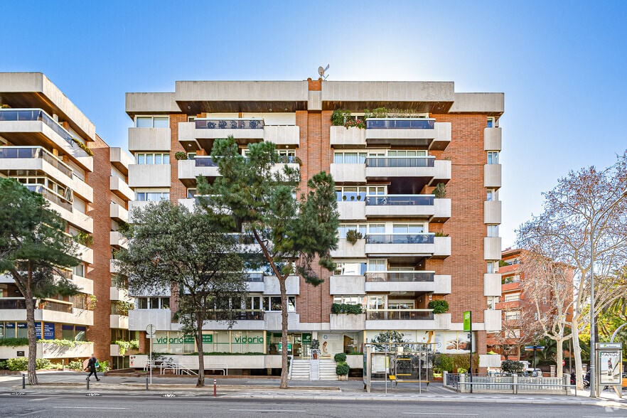 Office / Retail in Barcelona, Barcelona to rent - Primary Photo - Image 1 of 3