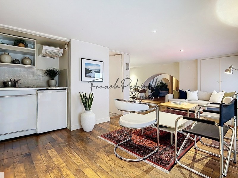 Retail in Lyon for sale Interior Photo- Image 1 of 18
