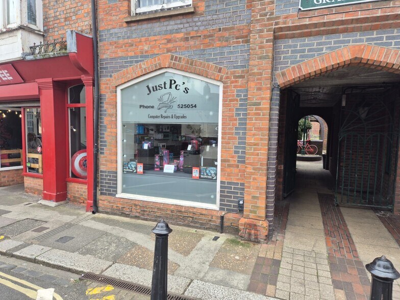 Grays Walk, Newport to rent - Building Photo - Image 1 of 2