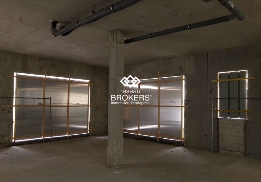 Retail in Pontoise to rent - Building Photo - Image 1 of 3