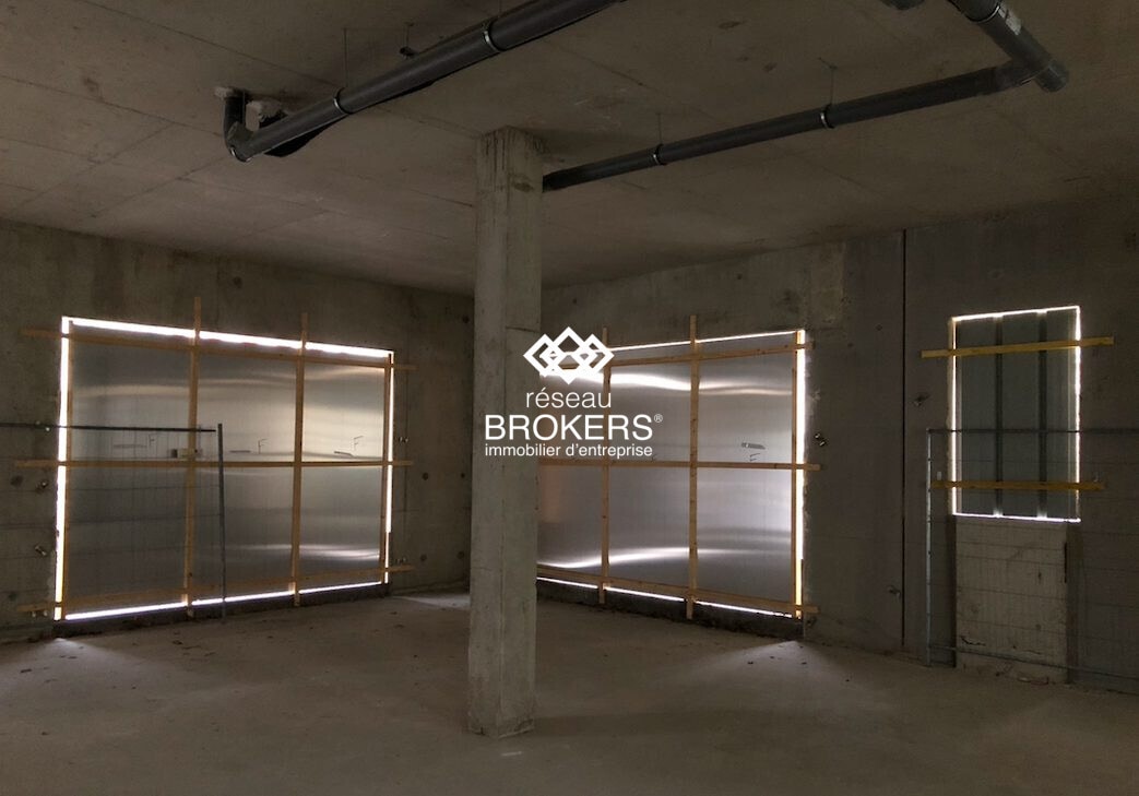 Retail in Pontoise to rent Building Photo- Image 1 of 4