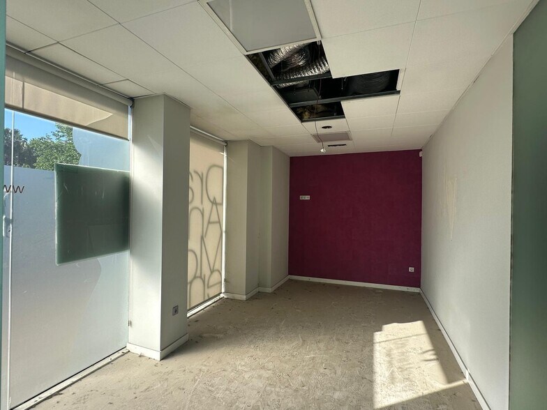 Retail in Granada to rent - Building Photo - Image 3 of 24