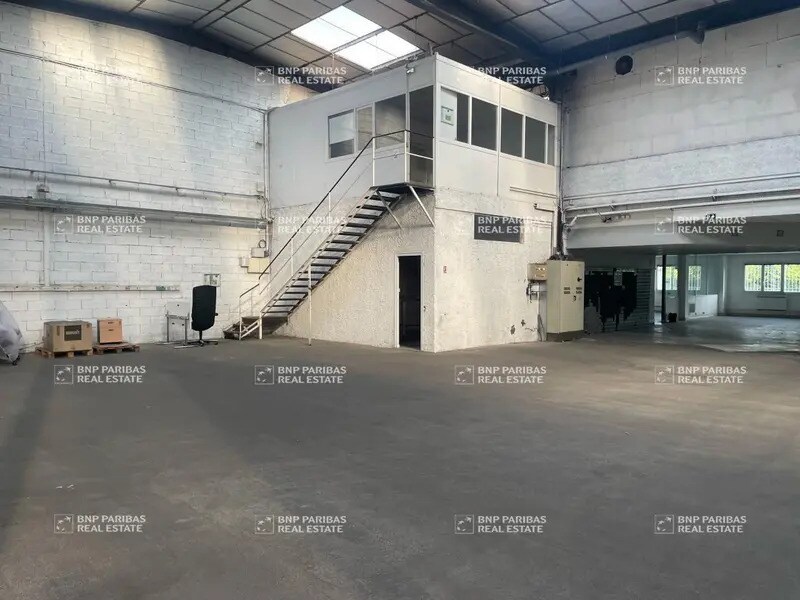 Light Industrial in Vaulx-en-Velin to rent Interior Photo- Image 1 of 9