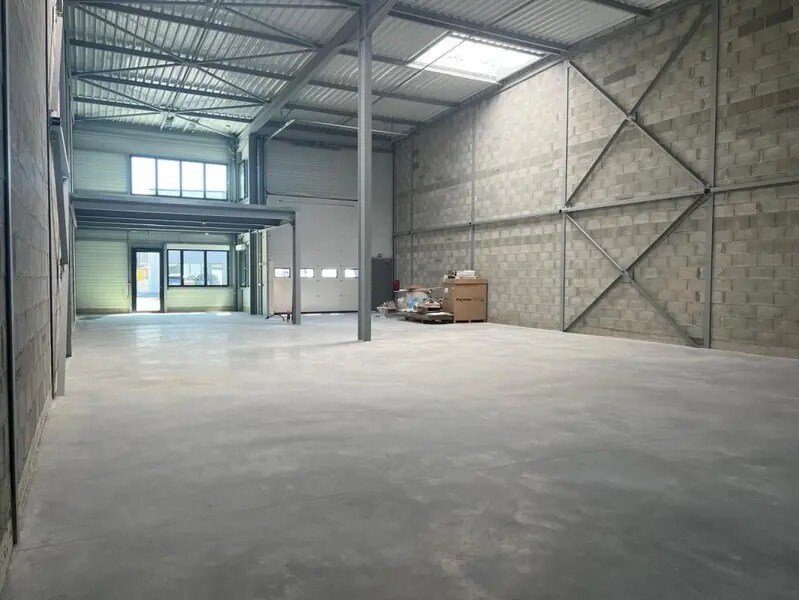 Light Industrial in Pierre-Bénite to rent Interior Photo- Image 1 of 4