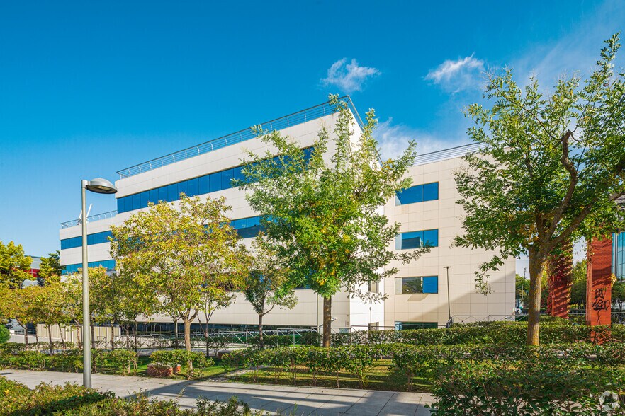 Calle Isla Graciosa, 3, San Sebastián de los Reyes, Madrid to rent - Building Photo - Image 3 of 6