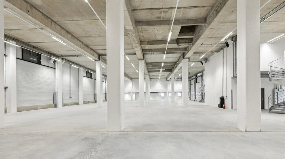 Light Industrial in Nanterre to rent - Building Photo - Image 3 of 10