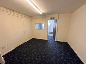 8 Craddocks Parade, Ashtead to rent Interior Photo- Image 2 of 5