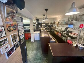 Retail in Barcelona, Barcelona to rent Interior Photo- Image 2 of 12