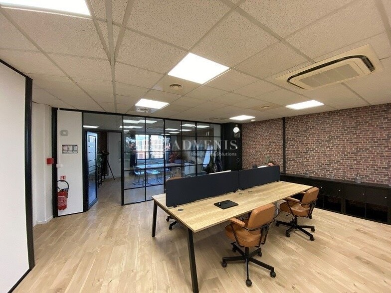 Office in Saint Germain En Laye for sale - Interior Photo - Image 2 of 5