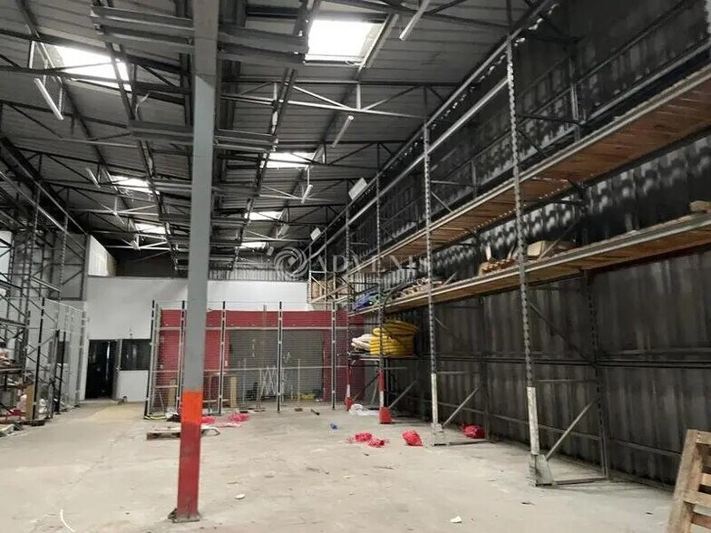 Light Industrial in Coignières to rent - Building Photo - Image 3 of 5