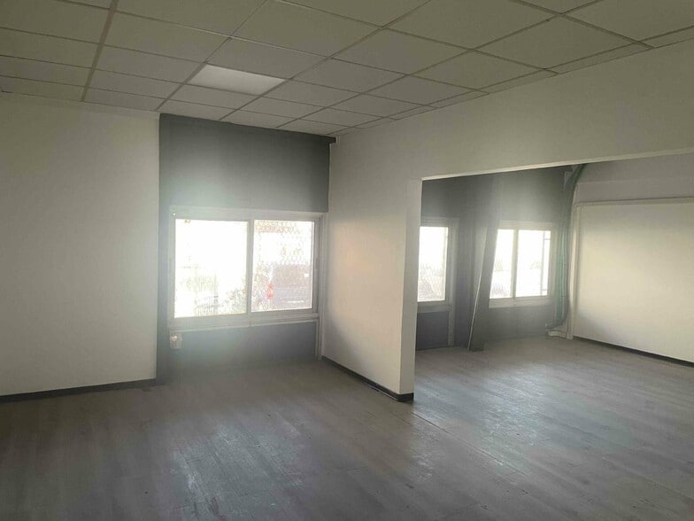 Light Industrial in Marseille to rent - Interior Photo - Image 2 of 6