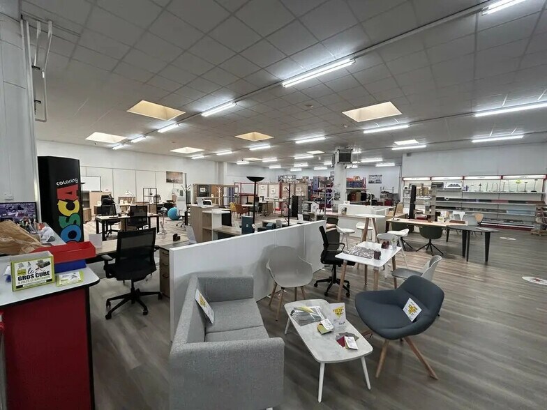 Retail in Chenôve to rent - Interior Photo - Image 2 of 8