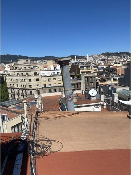 Retail in Barcelona, Barcelona to rent - Building Photo - Image 3 of 3