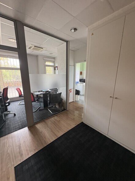 Retail in Marseille to rent - Interior Photo - Image 3 of 8