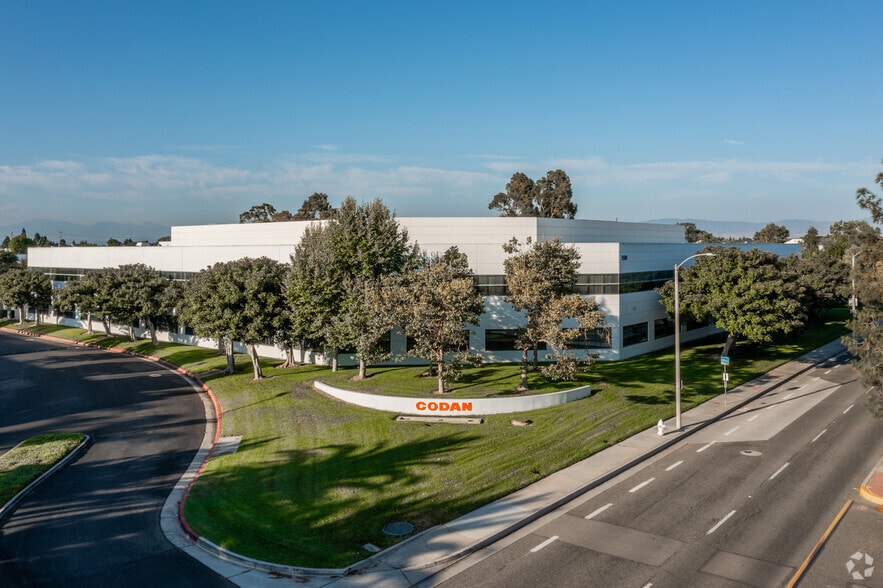 3501 Sunflower Ave, Santa Ana, CA to rent - Primary Photo - Image 1 of 8