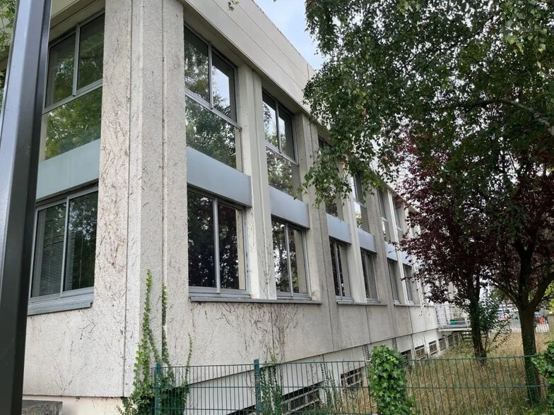 Office in Saint-Germain-en-Laye to rent - Building Photo - Image 3 of 12