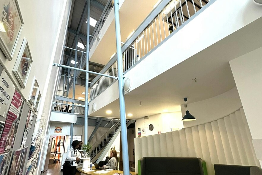 18-20 London Ln, London to rent - Lobby - Image 2 of 2