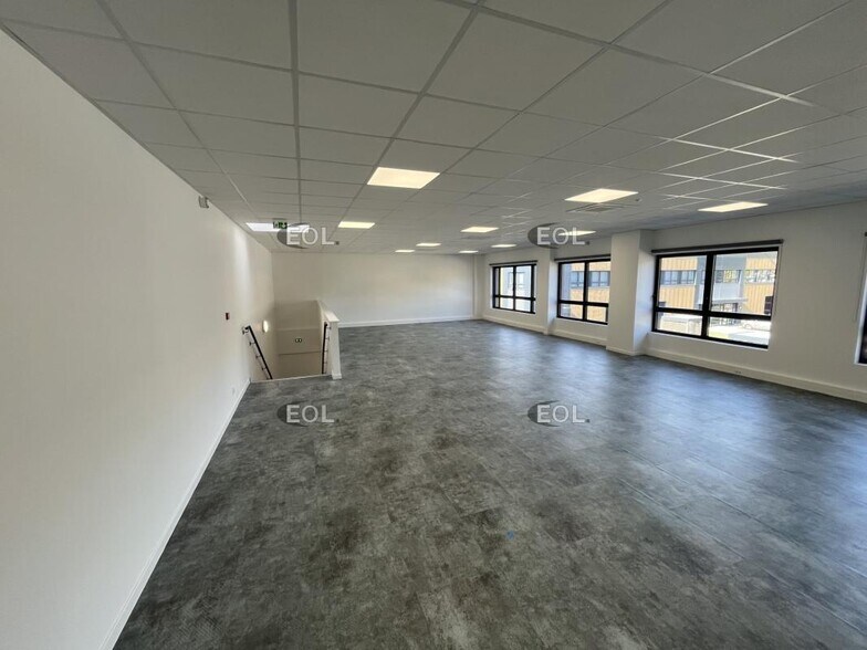Light Industrial in Trappes to rent - Interior Photo - Image 2 of 4