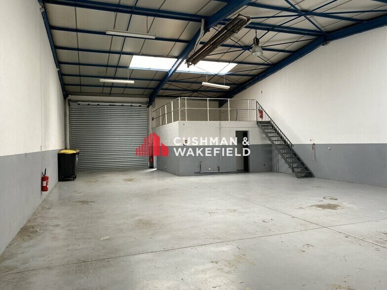 Light Industrial in Colomiers to rent - Interior Photo - Image 2 of 5