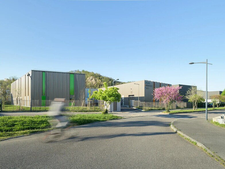 10 Avenue Georges Charpak, Givors to rent - Building Photo - Image 2 of 10