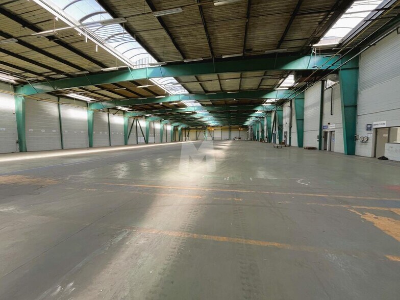 Light Industrial in Moissy-Cramayel to rent - Interior Photo - Image 1 of 4