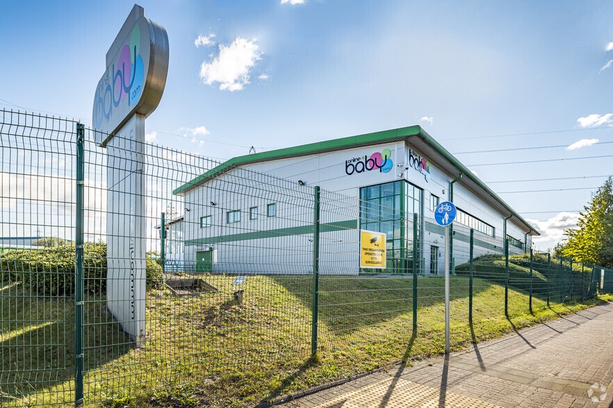 Broadgate Business Park, Oldham to rent - Building Photo - Image 3 of 5