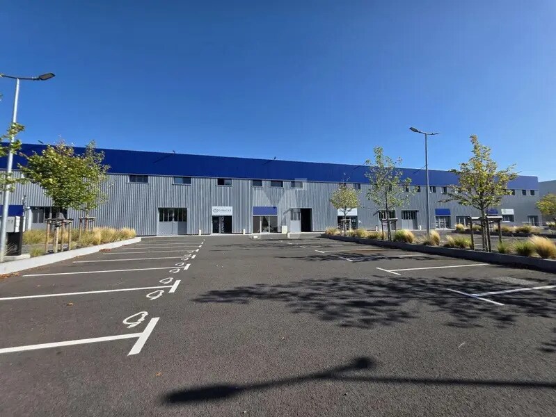 Light Industrial in Vaux-le-Pénil to rent Building Photo- Image 1 of 5