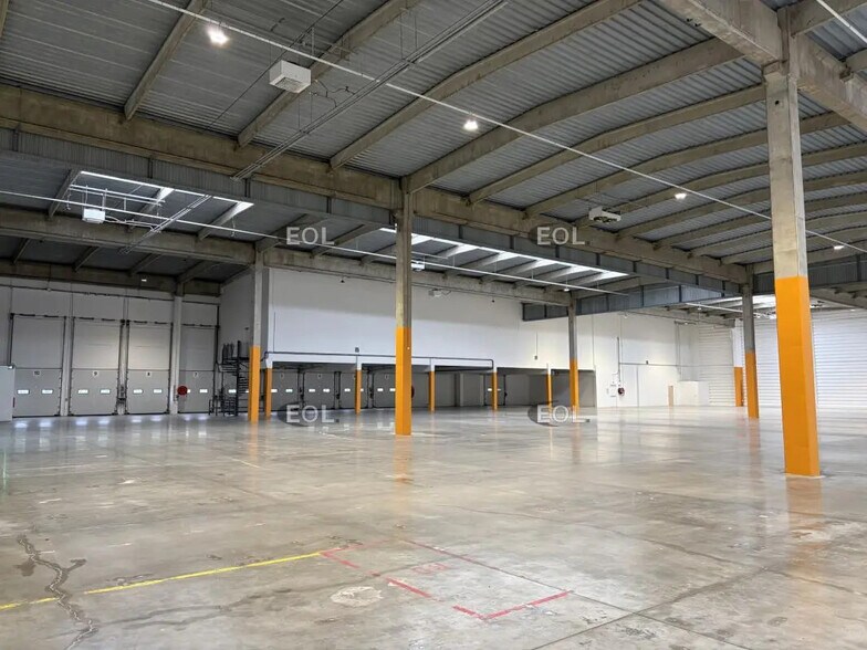 Industrial in Lisses to rent - Building Photo - Image 3 of 12