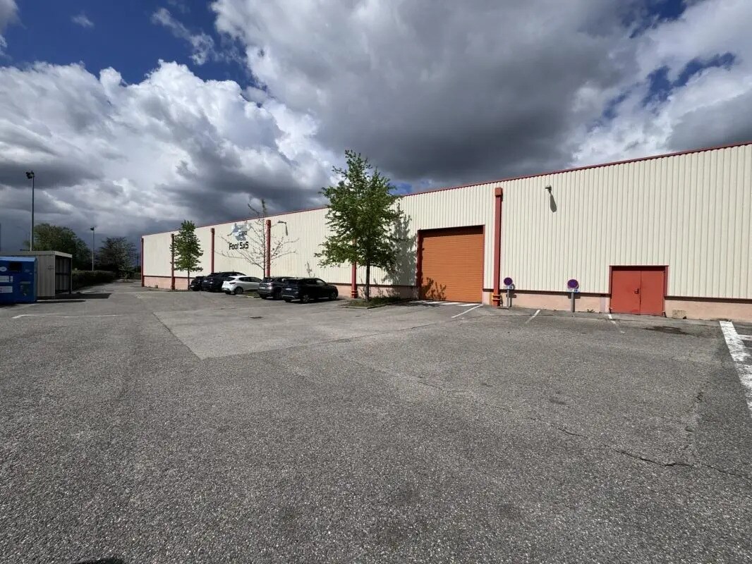 Light Industrial in Mions to rent Building Photo- Image 1 of 14